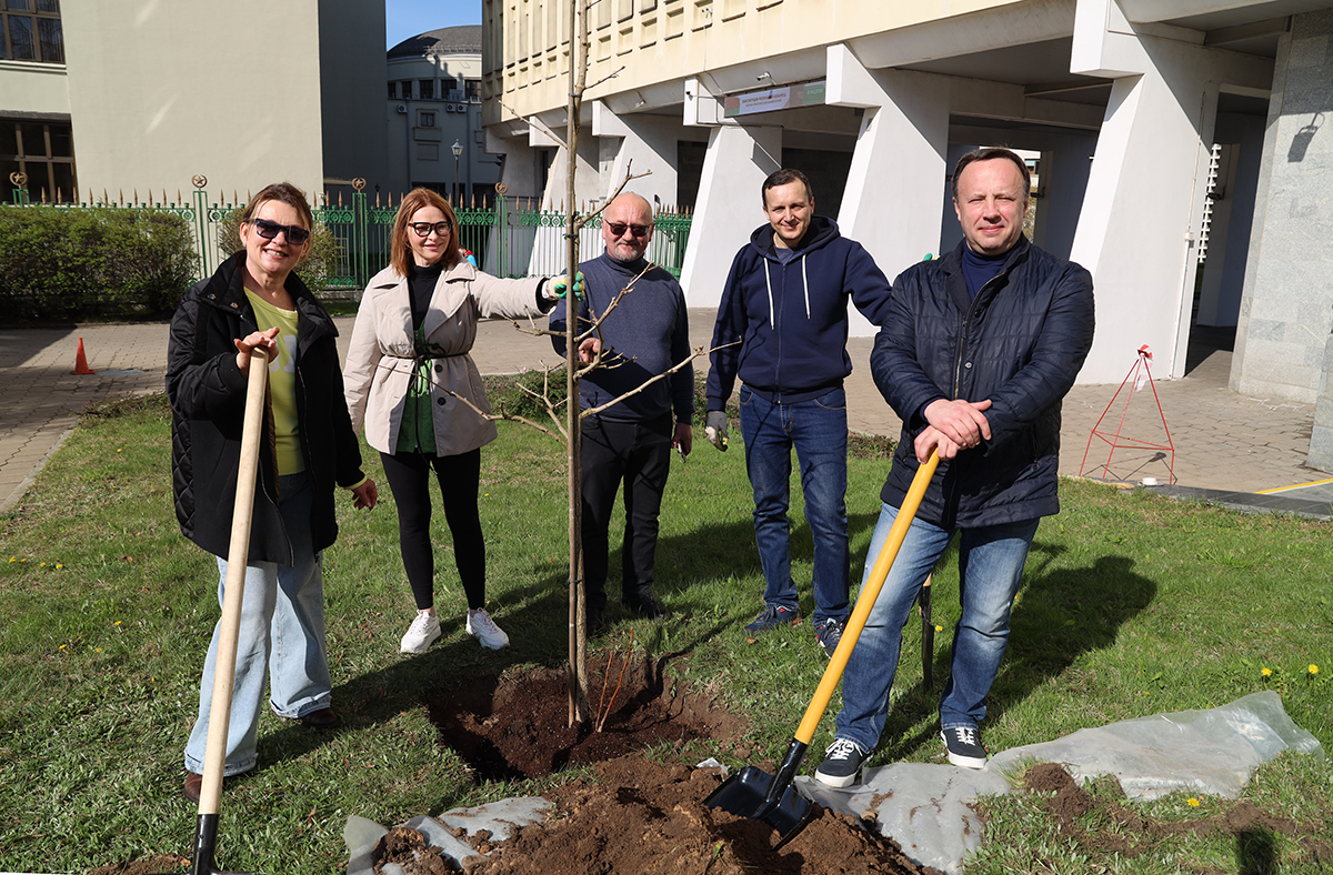 Сила традиции и вклад в будущее. Работники Центра приняли участие в республиканском субботнике
