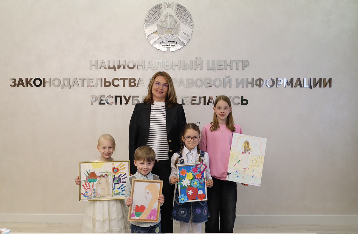 Год белорусской женщины в детских шедеврах: в НЦЗПИ отметили таланты юных художников