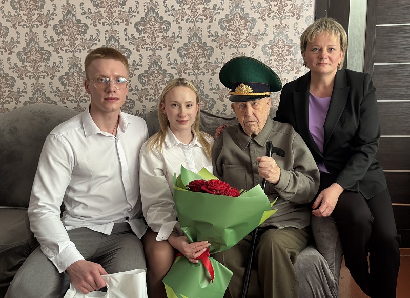 Молодежь Центра посетила ветеранов Великой Отечественной войны