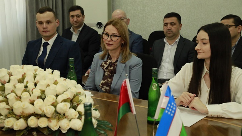 В ходе встречи в Центре "Адолат"